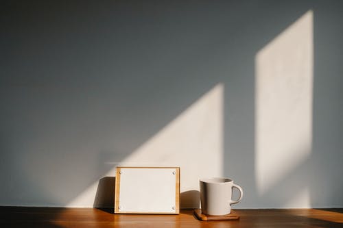 棕色木制的桌子上的白色陶瓷杯 · 免费素材图片
