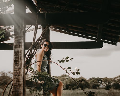 有关候车亭, 侧面图, 坐的免费素材图片