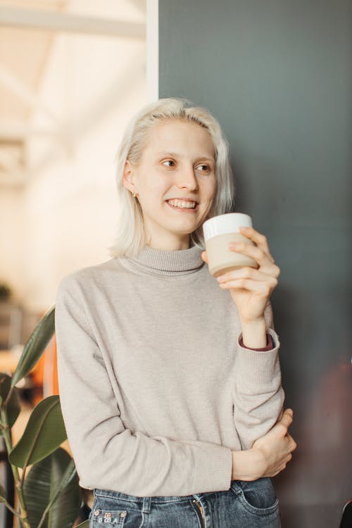 有关垂直拍摄, 女人, 微笑的免费素材图片