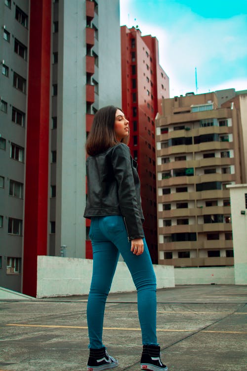 有关休闲装, 垂直拍摄, 女人的免费素材图片