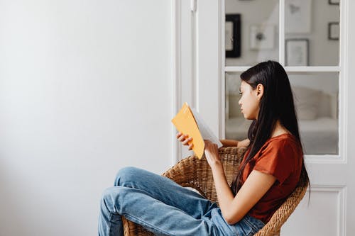 有关休闲, 咖啡色头发的女人, 坐的免费素材图片