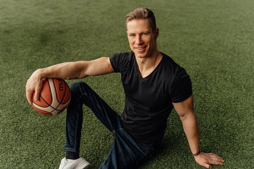 有关人, 地板, 坐的免费素材图片