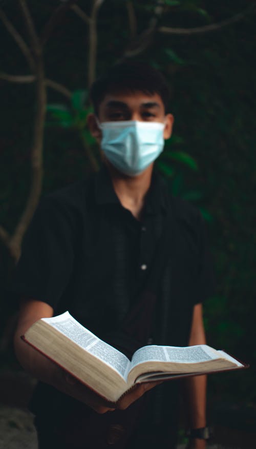 有关人, 垂直拍摄, 手术口罩的免费素材图片