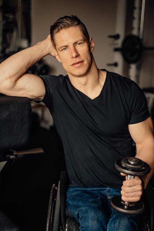 有关人, 垂直拍摄, 握住的免费素材图片