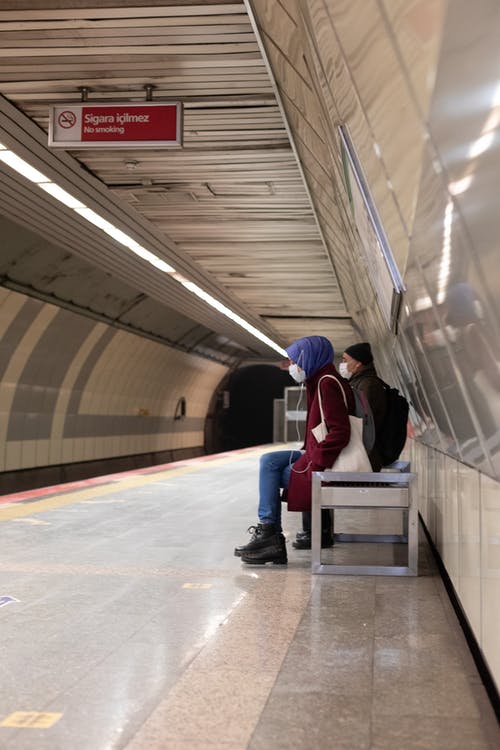 有关地鐵, 地鐵月臺, 坐下的免费素材图片