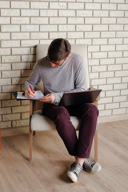 有关3C用品, 人, 单人沙发的免费素材图片