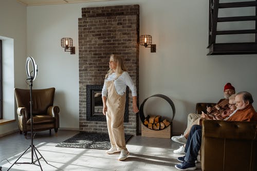 有关奶奶, 娱乐, 皱纹的免费素材图片