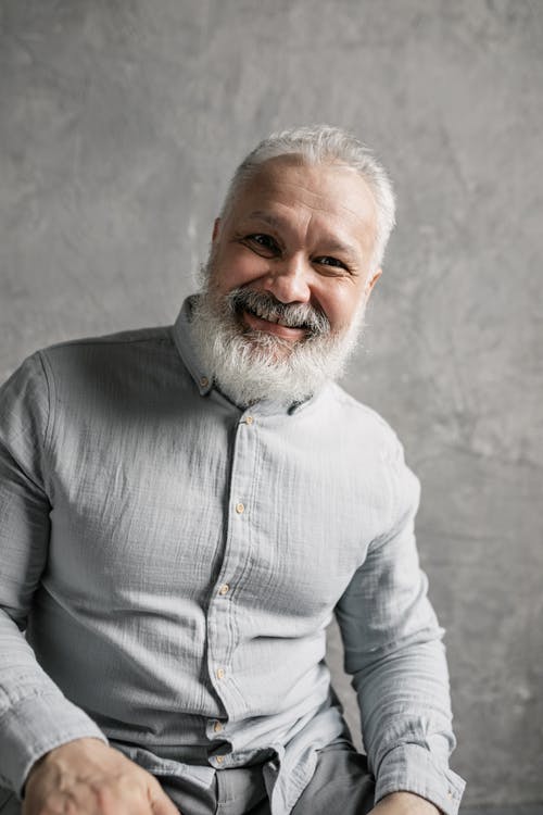 蓝色礼服衬衣微笑的人 · 免费素材图片