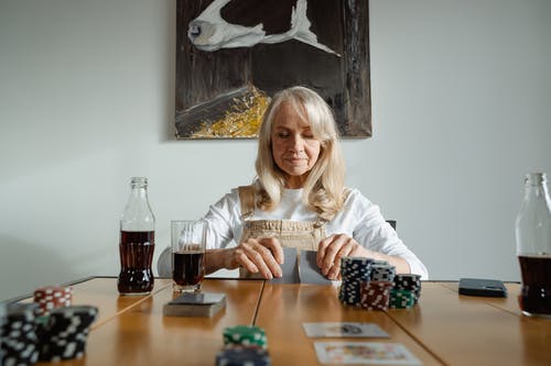 有关呆在家里, 女人, 奶奶的免费素材图片