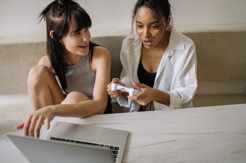 有关播放, 笔记本电脑, 跟朋友碰面的免费素材图片