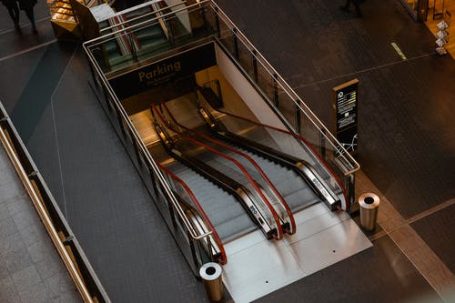 建筑物内的红色和白色自动扶梯 · 免费素材图片