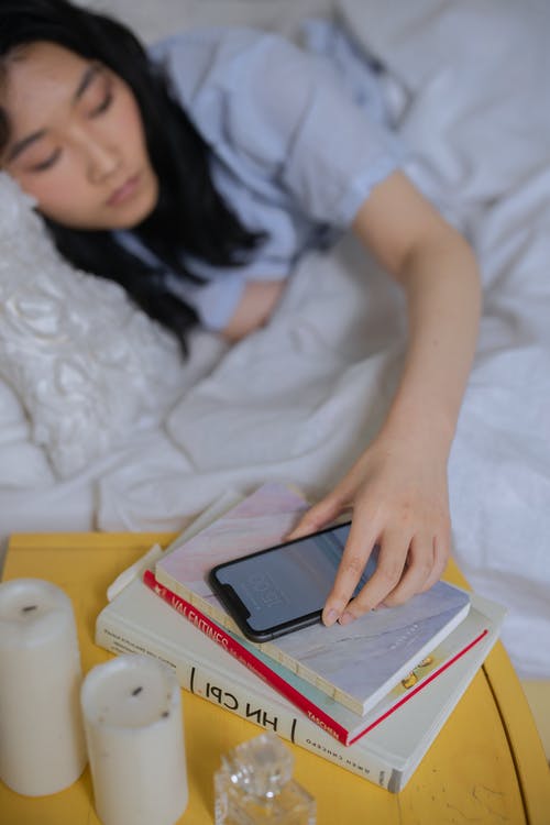 有关垂直拍摄, 床, 手的免费素材图片