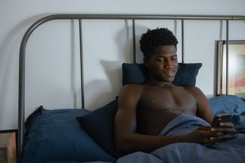 有关床, 手机, 现代科技的免费素材图片