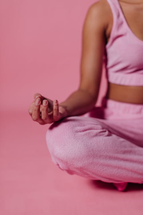 粉色背心和白色短裤的女人 · 免费素材图片