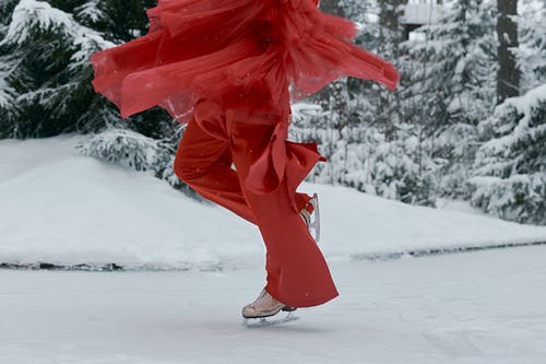 红裤子和白鞋在雪地上行走的人 · 免费素材图片