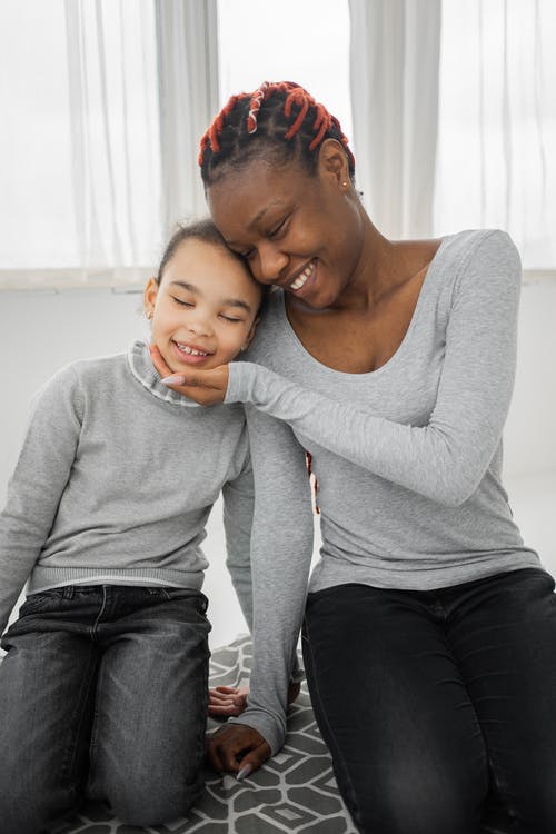 灰色长袖衬衫，男孩在黑裤子旁边的男孩的女人 · 免费素材图片
