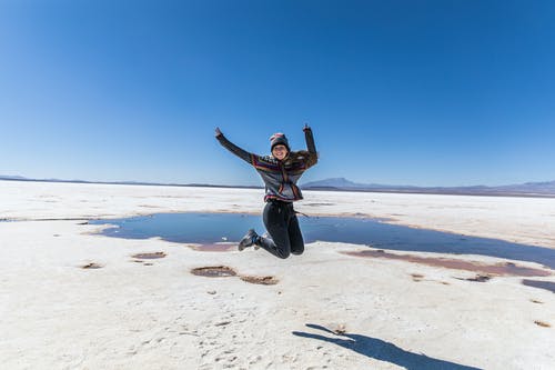 有关冒险, 微笑的女人, 户外的免费素材图片