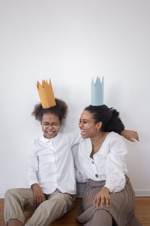 有关在地上, 坐, 幸福的免费素材图片