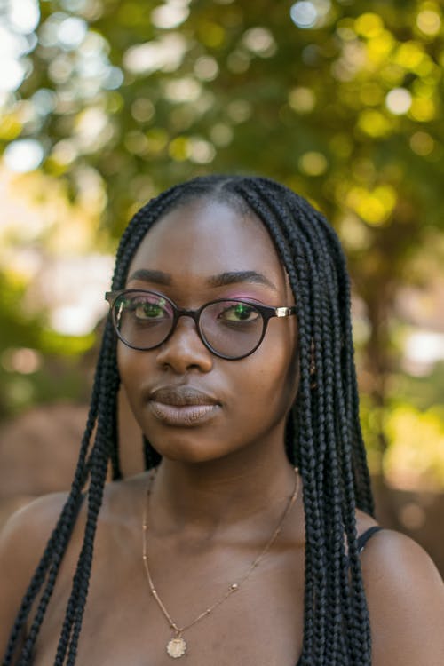 有关垂直拍摄, 户外, 看着相机的免费素材图片