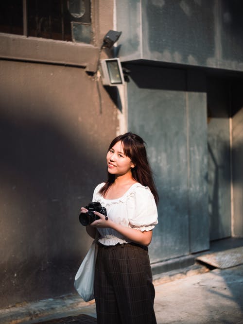 有关咖啡色頭髮的女人, 單反相機, 女人的免费素材图片