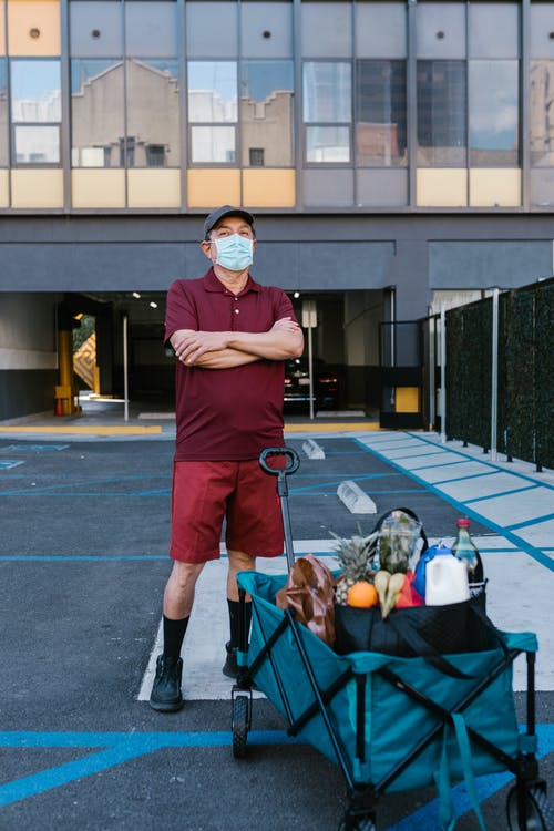 有关交叉双臂, 人, 停车场的免费素材图片