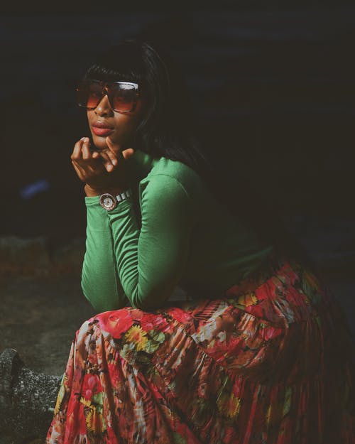 有关坐, 垂直拍摄, 墨镜的免费素材图片