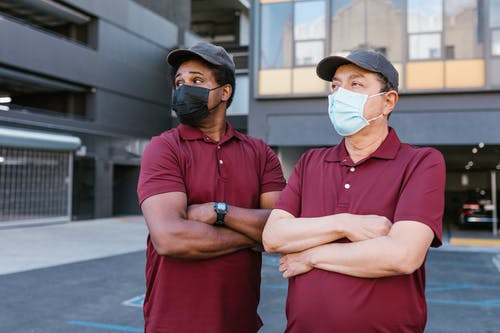 有关交叉双臂, 停车场, 制服的免费素材图片