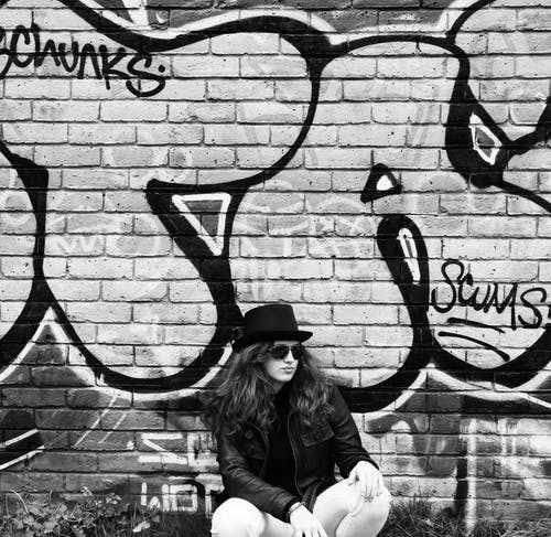 有关人为破坏, 坐, 墨镜的免费素材图片