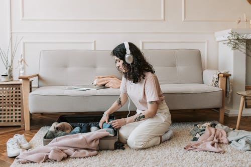 有关刺青, 听音乐, 在家的免费素材图片