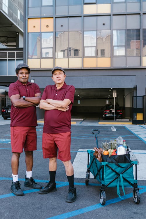 有关交叉双臂, 停车场, 垂直拍摄的免费素材图片