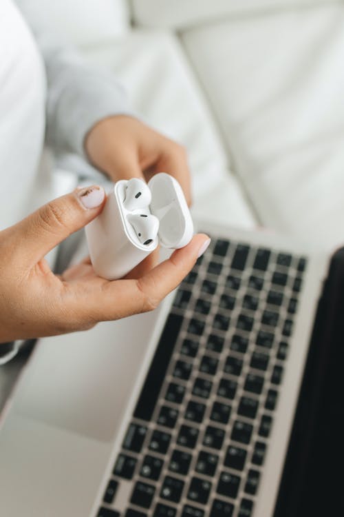 有关airpods, 人, 在家的免费素材图片