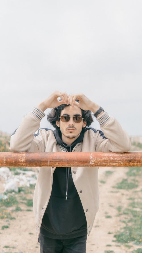 有关人, 倚, 垂直拍摄的免费素材图片