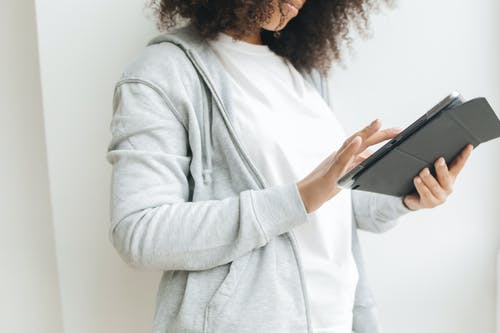 有关3C用品, 女人, 女性的免费素材图片