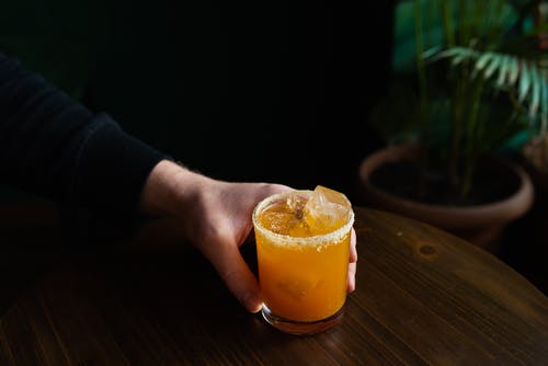 有关冰块, 喝, 小烈酒杯的免费素材图片