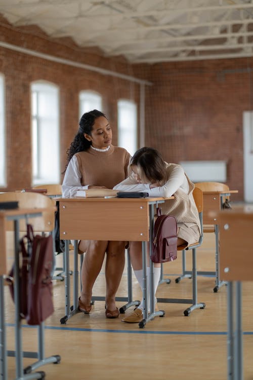 有关伤心, 同学, 坐的免费素材图片