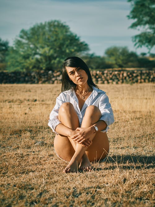 有关坐, 垂直拍摄, 女人的免费素材图片