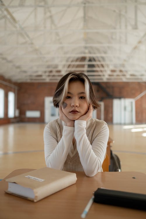 有关坐, 垂直拍摄, 女人的免费素材图片