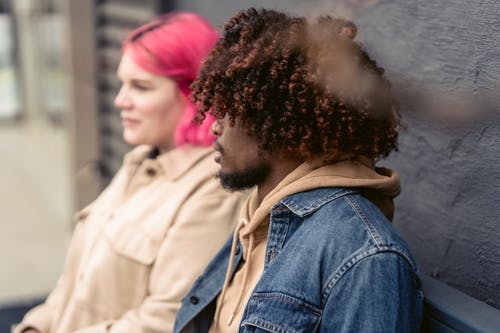 有关人, 坐, 多彩的头发的免费素材图片