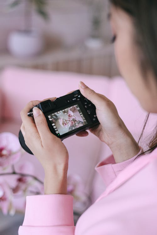 有关人, 垂直拍摄, 握住的免费素材图片