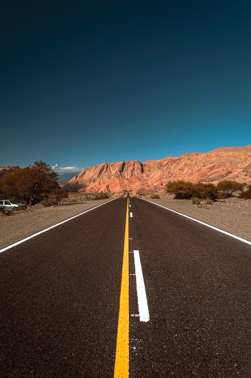 有关垂直拍摄, 沥青路面, 灰色混凝土的免费素材图片