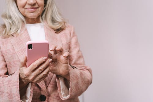 有关3C用品, 智慧手机, 粉色格纹西装的免费素材图片