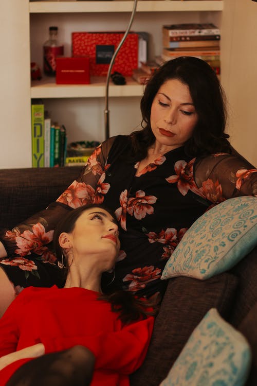 有关一对, 休息, 在家的免费素材图片