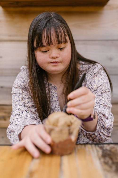 有关冰淇淋, 吃, 唐氏综合症的免费素材图片