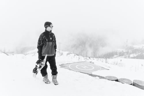 有关（顶部有小羊毛球的）羊毛帽子, 人, 冬季的免费素材图片