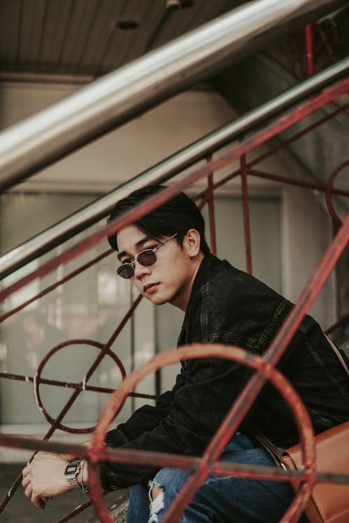 有关人, 单肩包, 坐的免费素材图片