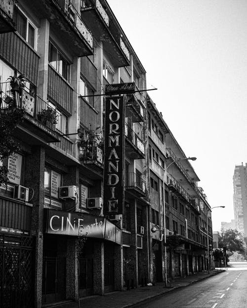 有关单色, 城市, 店面的免费素材图片