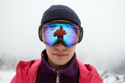 有关（顶部有小羊毛球的）羊毛帽子, 人, 冬装的免费素材图片