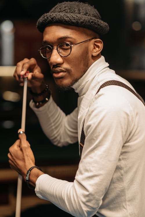 有关人, 垂直拍摄, 室内的免费素材图片