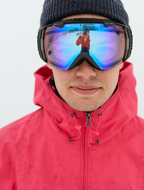 有关（顶部有小羊毛球的）羊毛帽子, 人, 冬装的免费素材图片