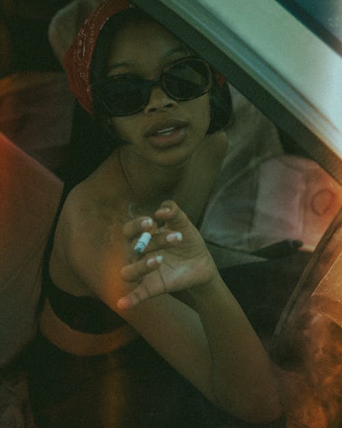 有关垂直拍摄, 墨镜, 女人的免费素材图片